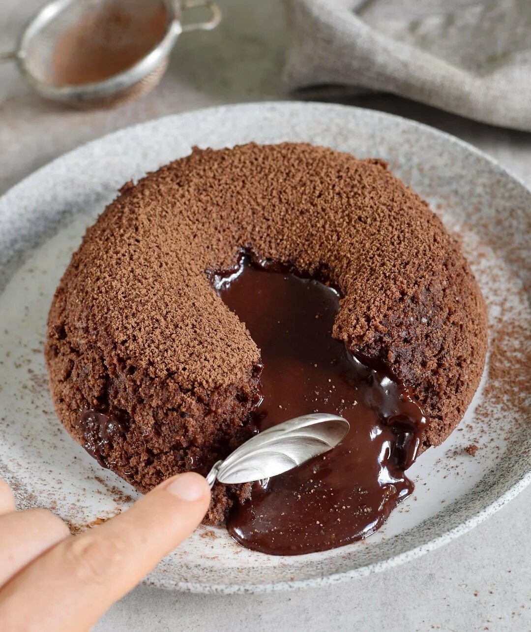 Шоколадная лава. Шоколадный фондан. Торт шоколадный фондан. Шоколадный торт внутри.