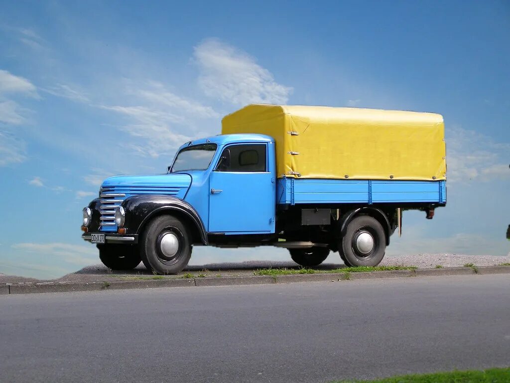 Грузовые автомобили книги. Zubr a80 грузовик. Синий грузовик. Грузовой автомобиль голубой. Синяя грузовая машина.