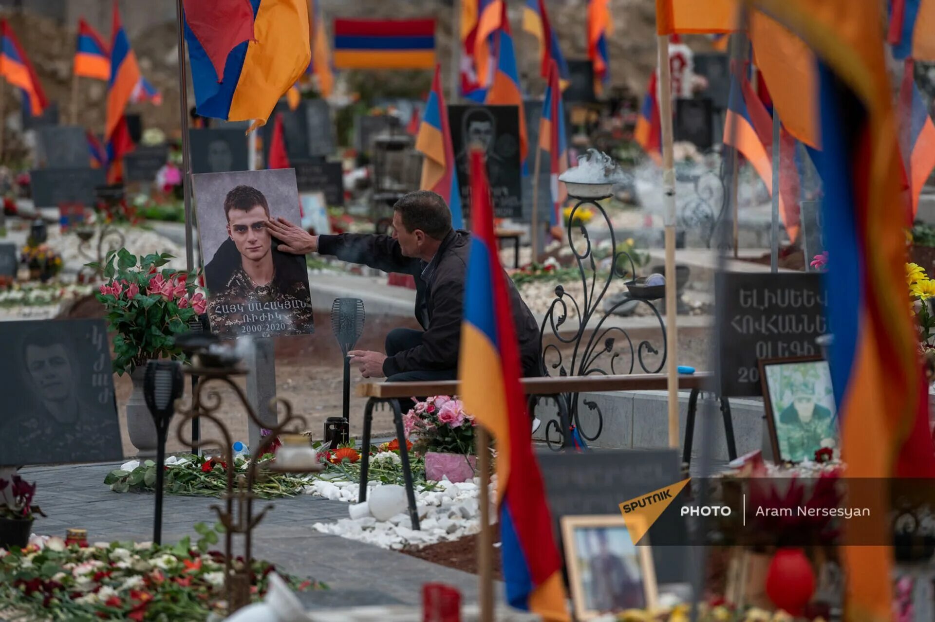 Армения умирает. Ераблур военный Пантеон. Ераблур Армения кладбище. Ераблур Ереван 2020. Ераблур похороны Армения 2020.