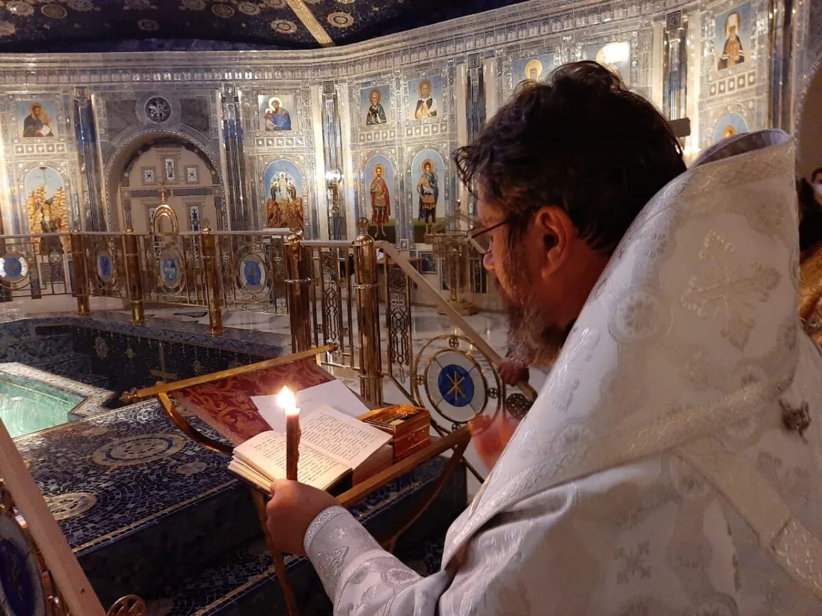 Крещение в храме вооруженных сил. Парк патриот храм ночью. Крещение 2024 храм вооруженных сил. Храм в честь крещения господня тушино. Крест для крещения.