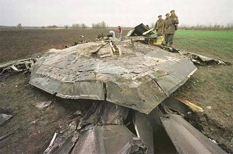 Нато сбитый самолет. F 117 стелс сбитый в Югославии. F117 Югославия сбитый самолет. F 117 Nighthawk обломки сбитого в Югославии.