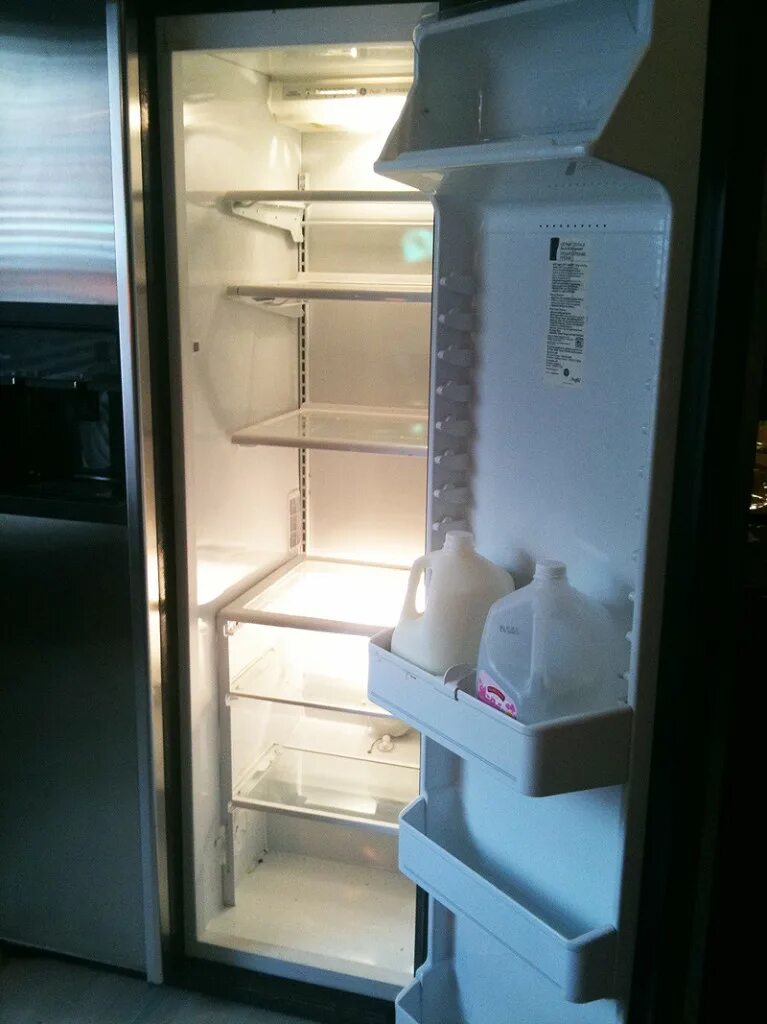 Пустой холодильник. В холодильнике пусто. Большой пустой холодильник. Почти пустой холодильник.
