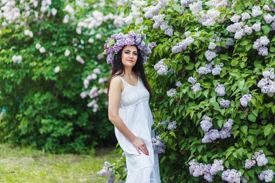 самшит мелколистный фолкнер. женские кусты. девушка в платье. женские кусты. розовый куст.