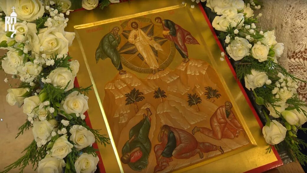 Икона преображение в храме. Преображение господне икона на стене храма. Храмовая флористика храм христа спасителя. Икона преображение в храме. Икона преображение в храме.