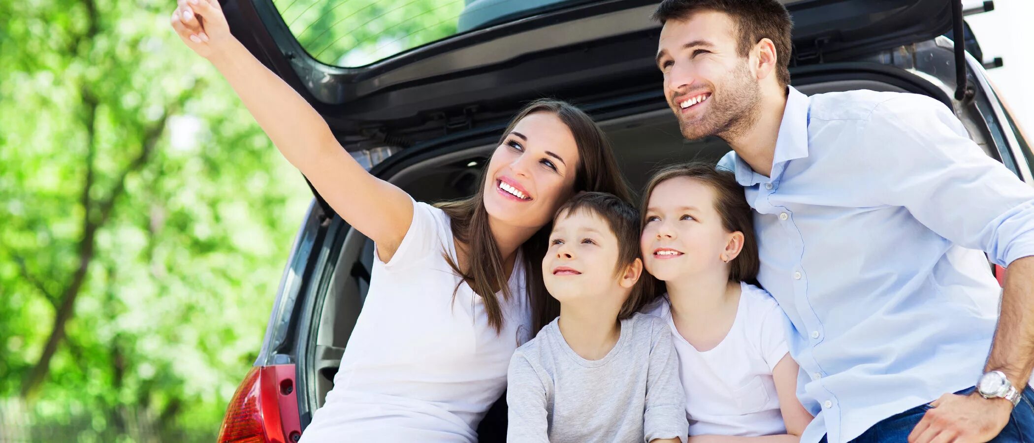 Автокредит семейный автомобиль. Семья возле машины. Семья на фоне машины. Семейная машина. Счастливая семья на автомобиле.