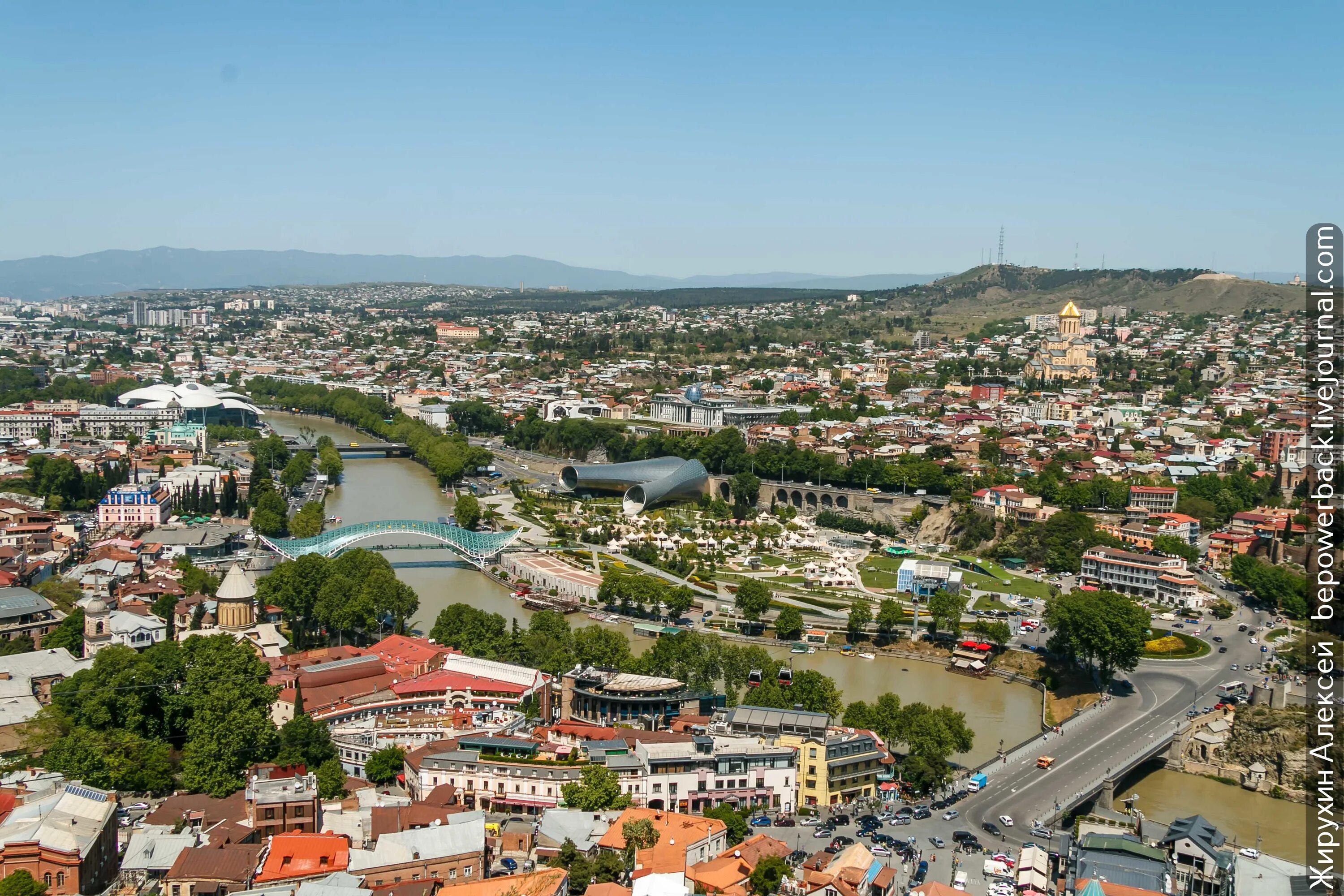 Вакансии в тбилиси. Авлабари в Тбилиси. Мцунда Тбилиси. Tbilisi парк Рике. Тбилиси большой город.