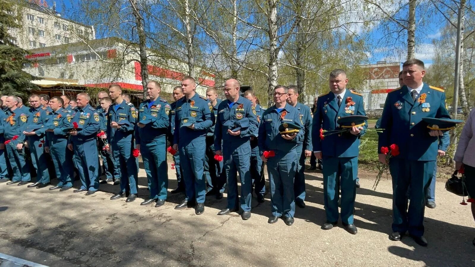 Фото бугульма гафиатуллина. Памятники газинуру гафиатуллину. Газинур гафиатуллин герой советского союза. Фото бугульма гафиатуллина. Памятник герою советского союза.