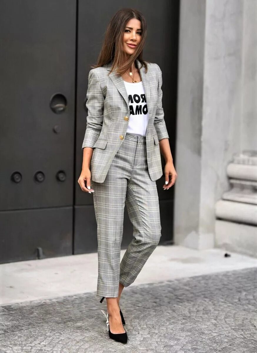 костюм брючный. Givenchy брючный костюм 2020. серый костюм женский. деловой костюм женский брючный. костюм брючный женский стильный.