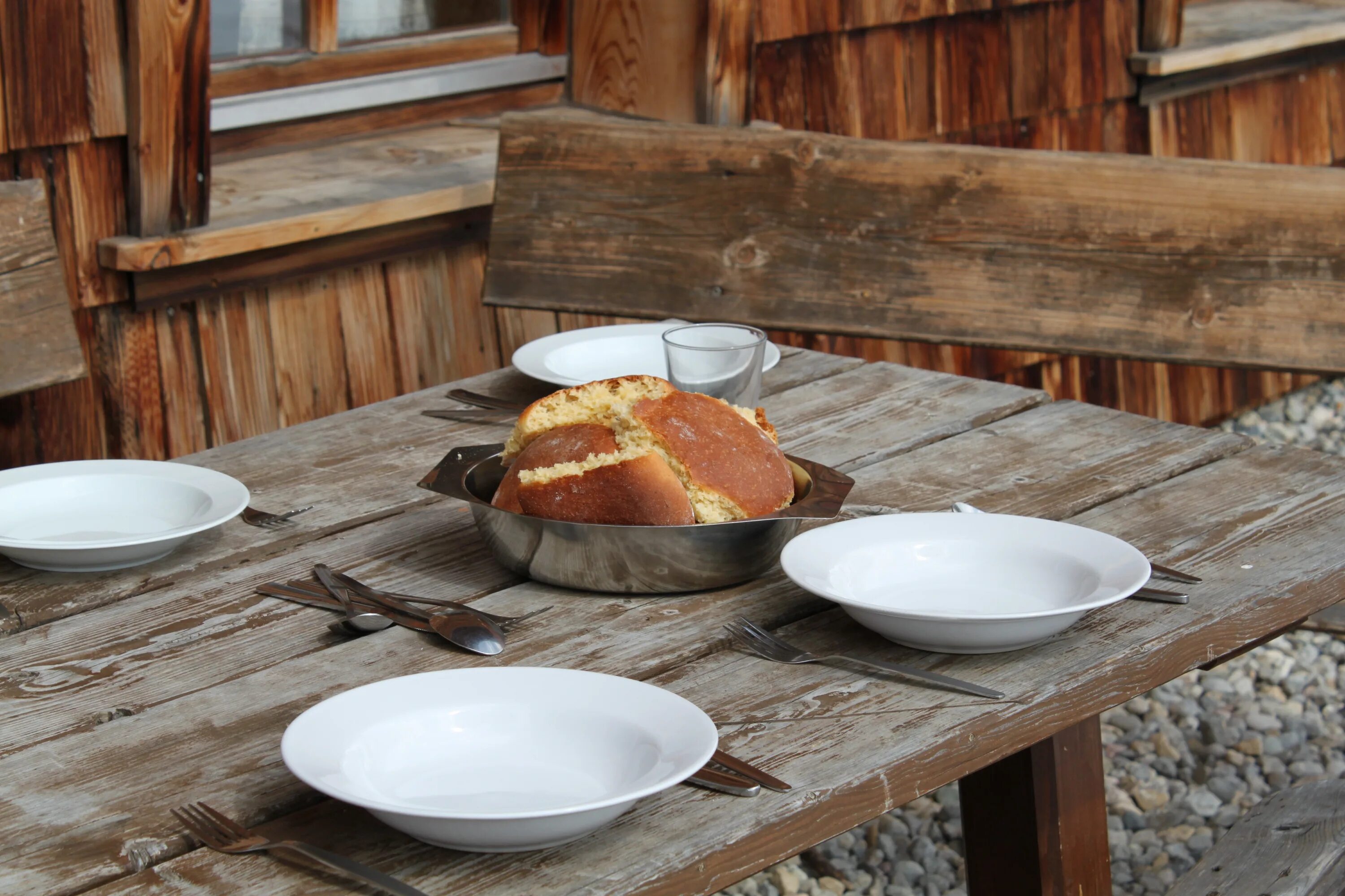 Сонник стол с едой. Тарелка на столе. Пустой стол. Пустая тарелка на столе. Тарелка на деревянном столе.