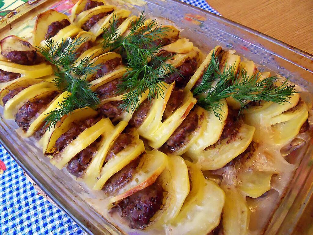 Картошка с фаршем в духовке. Картошка с фаршем запеченная в духовке. Картошка с фаршем ЭВ духовке. Картофель запеченный с фаршем в духовке