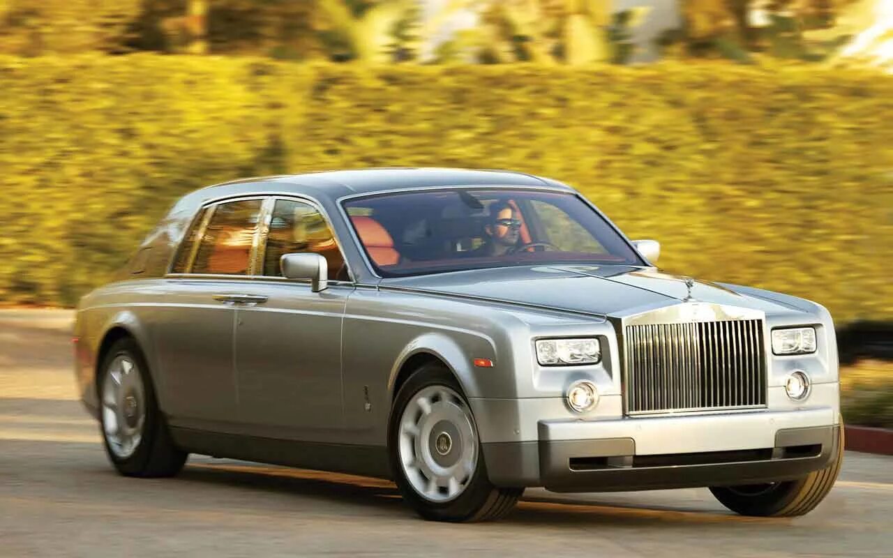 Старые роллс. Машина Роллс Ройс. Rolls Royce Phantom Coupe 2021. Самый первый Роллс Ройс. Роллс Ройс 1997.
