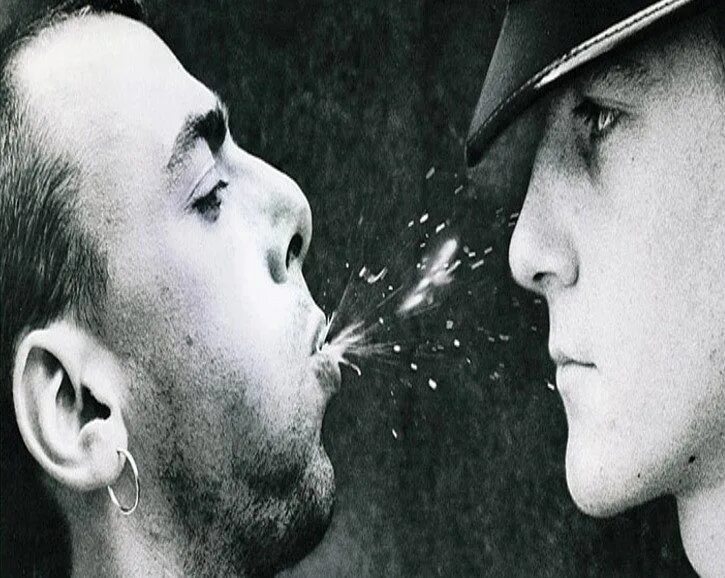 Подик плюется. Женщина плюет. Подик плюется. Савелий крамаров джентльмен удачи. Женщина плюет.