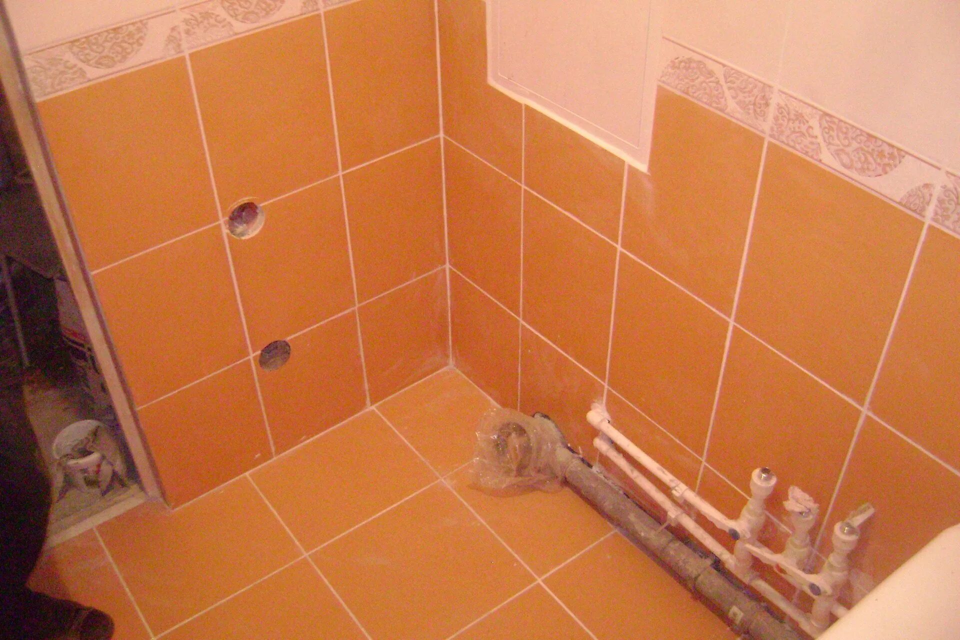 Укладка плитки в ванной. Укладка плитки на трубы в ванной. Укладка плитки на короб. Укладка плитки в ванной на стены.