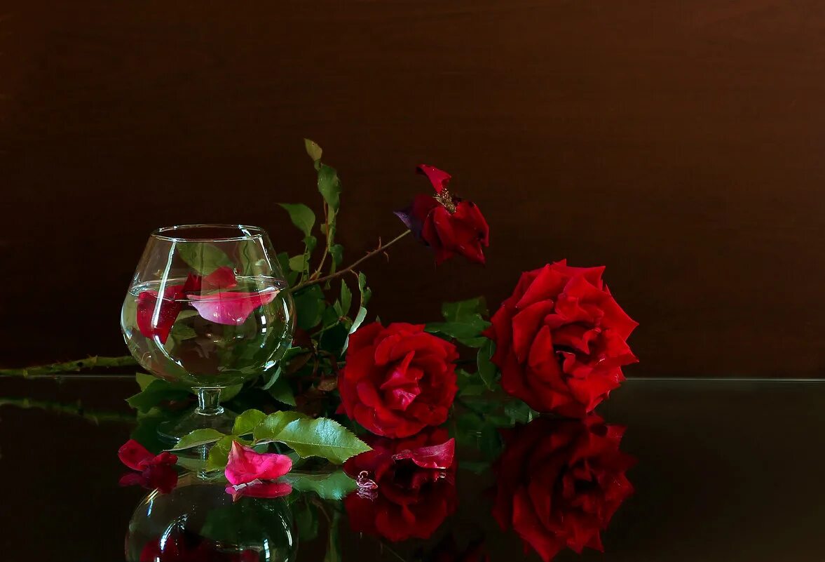 слушать песню красные розы в стеклянной вазе