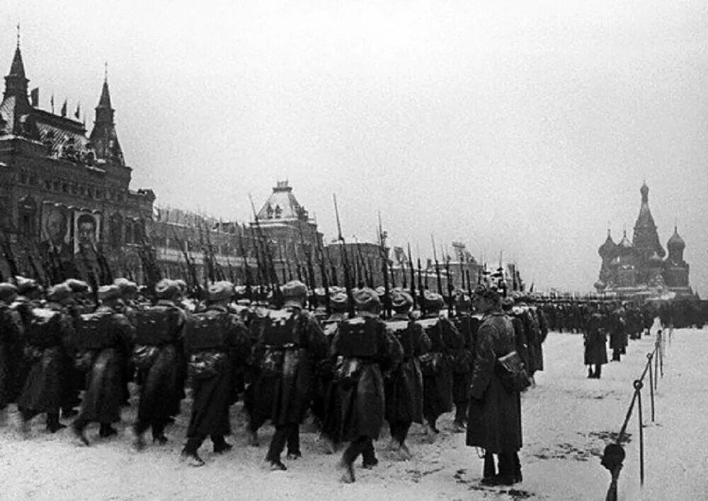Парад на красной площади 7 ноября 1941 года. ВОВ 1941 битва за Москву парад. Битва за Москвой 7 ноября 1941 г.. Парад на красной площади 1941 битва за Москву. Парад на красной площади 7 ноября картина