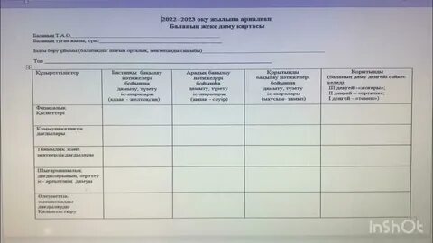 Жалаңаш бала Эмили балконда қатты мастурбация жасайды.