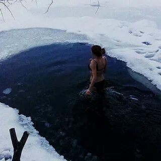 Девушки в проруби