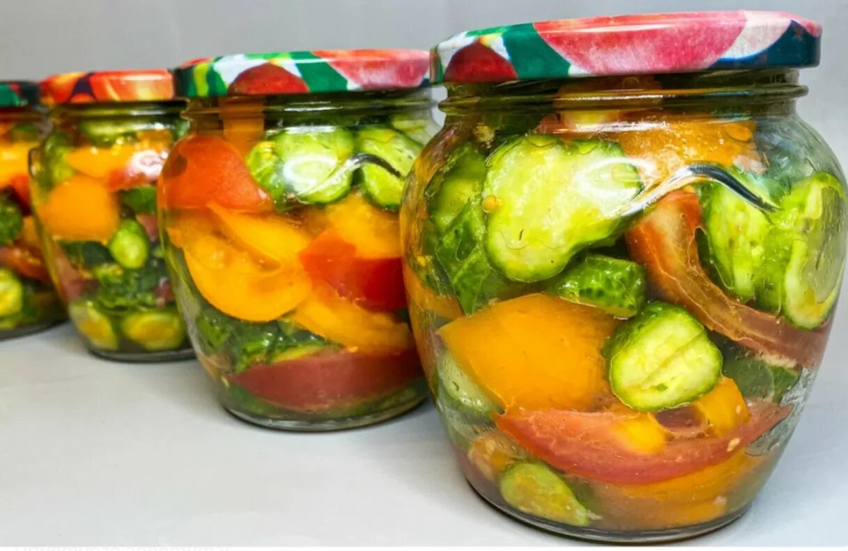 Закуска из огурцов в банке. Салаты на зиму. закуска с огурцами на зиму. салат огурцы помидоры на зиму. вкусные огурцы на зиму.