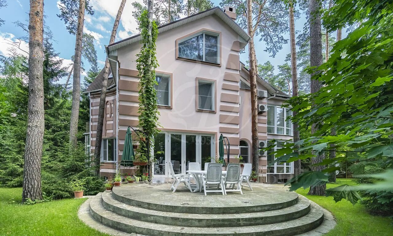 Купить дом площадью 1200 кв.м. в поселке Жуковка ID25376