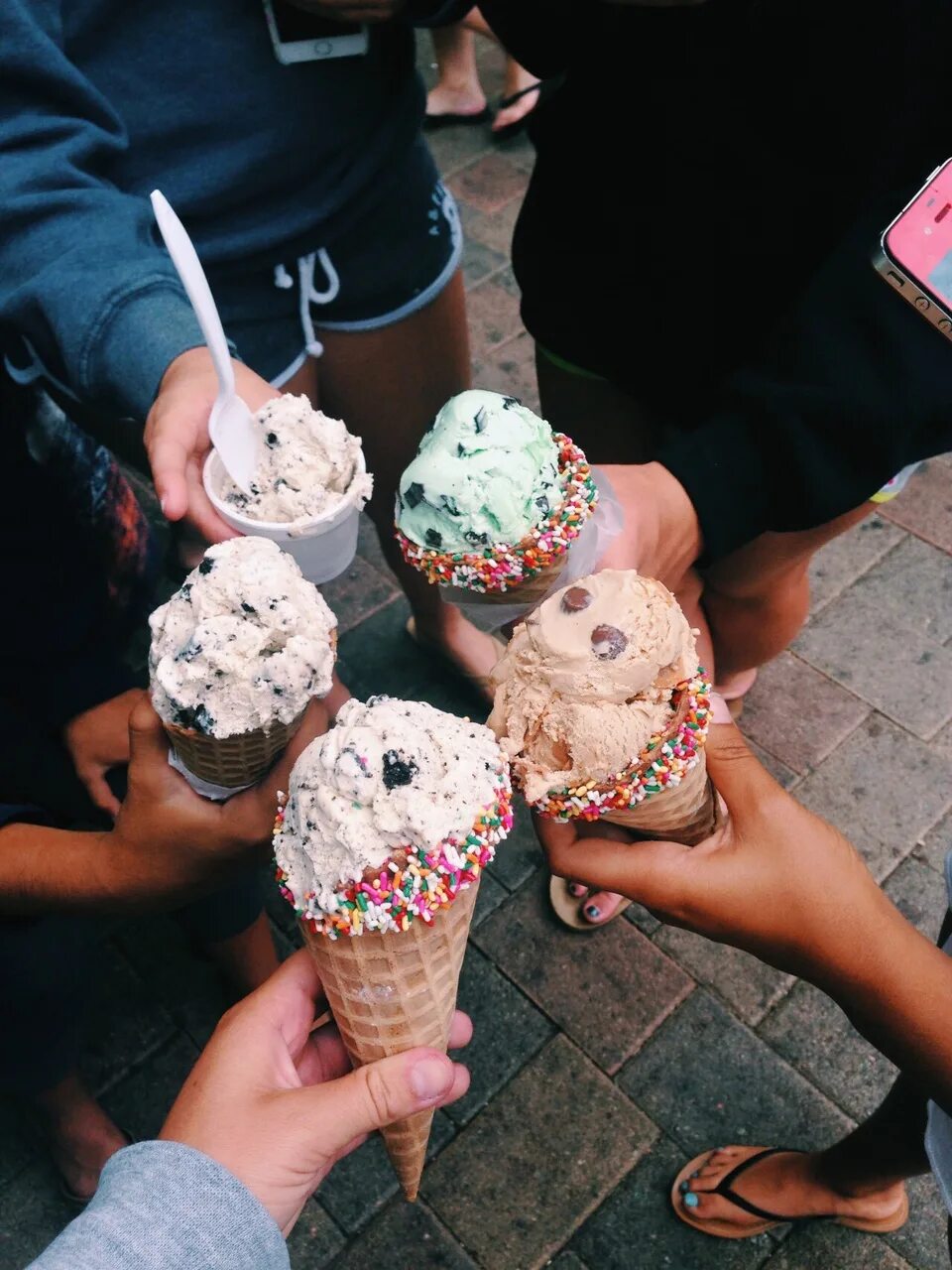 Мороженое. Мороженое в руке. Необычное мороженое. Сладости в руках. Можно мороженое поесть
