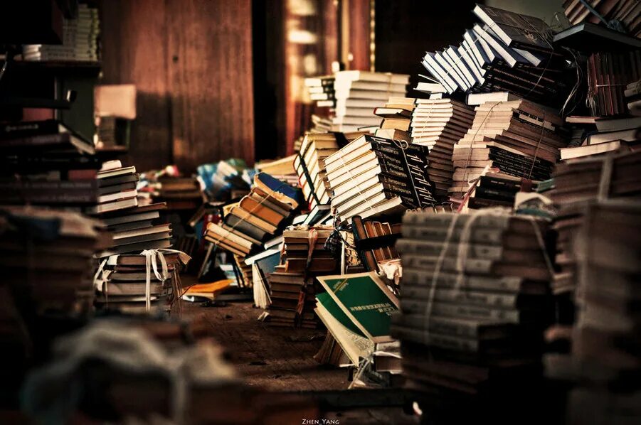 Отыщите место со множеством книг. Много книг. Куча книг. Стол заваленный книгами. Книжная Эстетика.