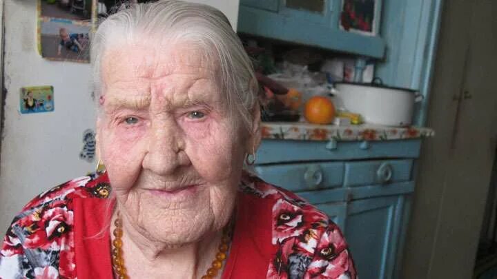 бабушка таня фото. таня в деревне. бабушка таня бабушка. бабушка таня живет. деревенские люди смеются.