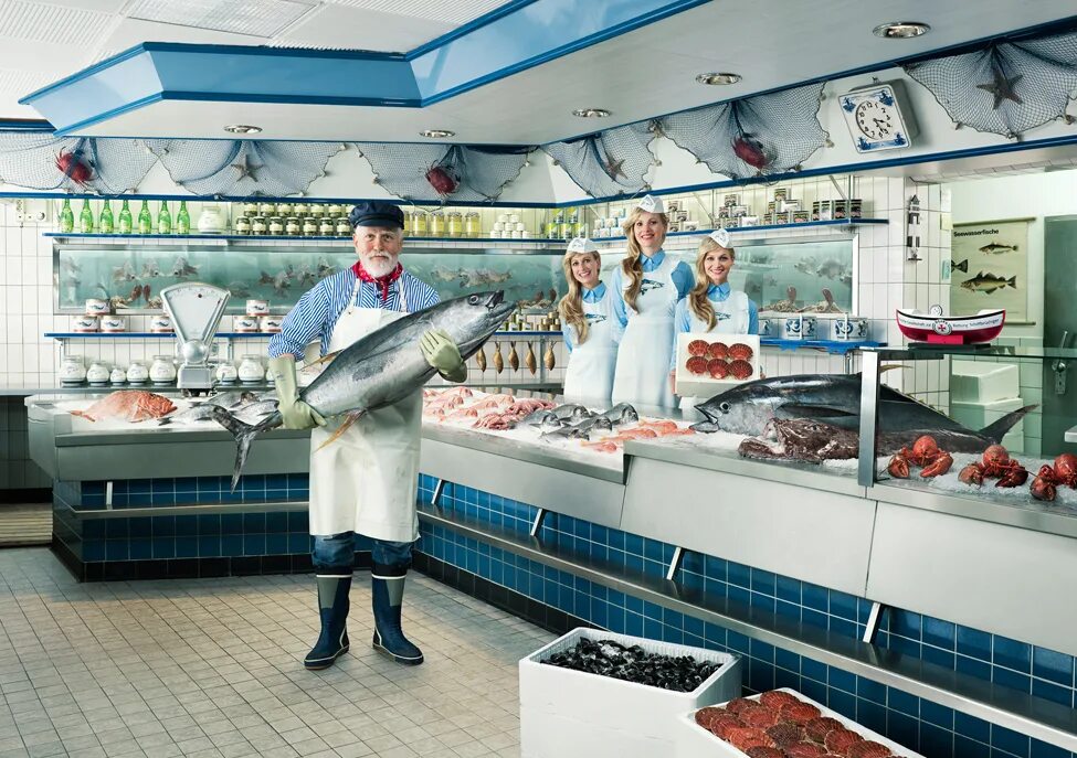 Купить рыбу в магазине в москве. Рыбный магазин в Пешелани. Прилавок рыбного магазина. Витрина рыбного магазина. Рыба в магазине.