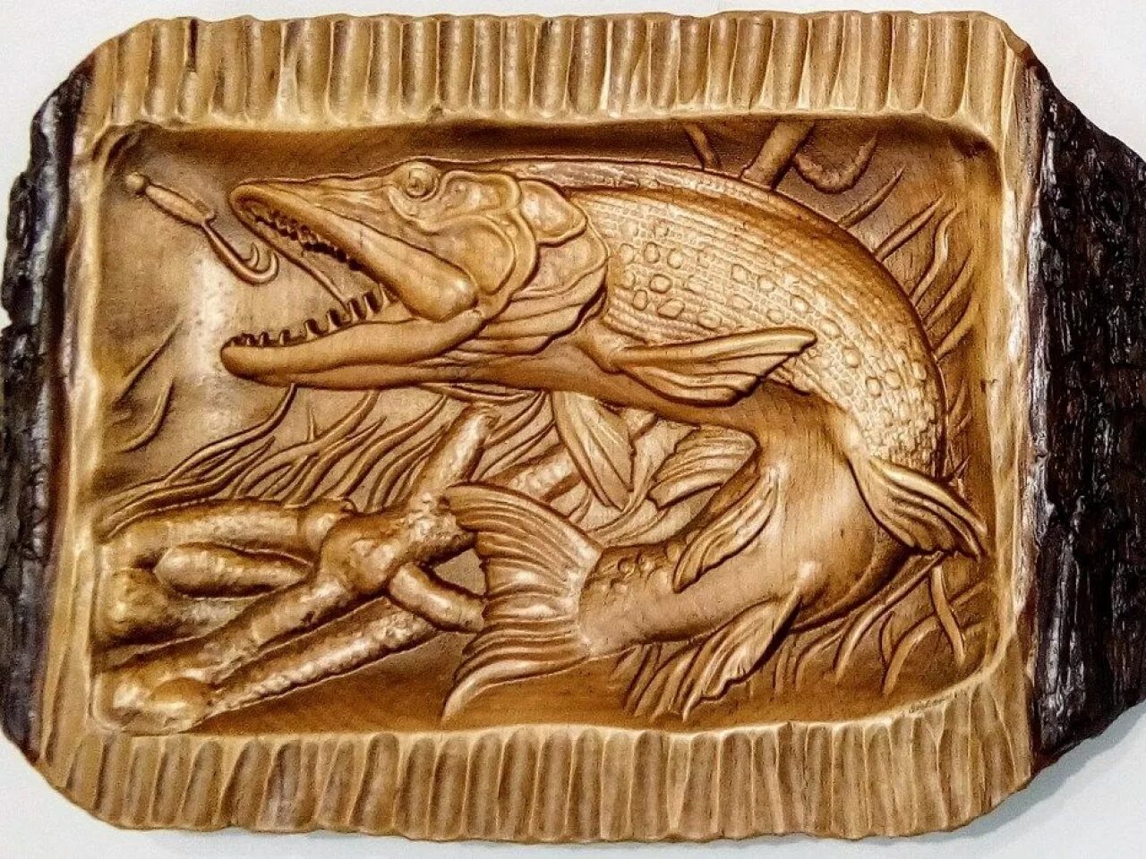 Плоскорельефная резьба инструменты. Резьба по дереву кухонные доски. Вырезание по дереву. Вырезка доски. Резец по дереву для плоскорельефной резьбы.