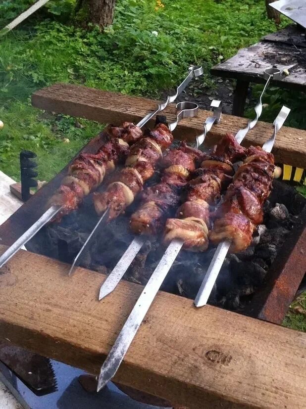 Где готовить шашлык. Шашлык. стол на даче с шашлыками. шашлыки на природе. стол с шашлыком.