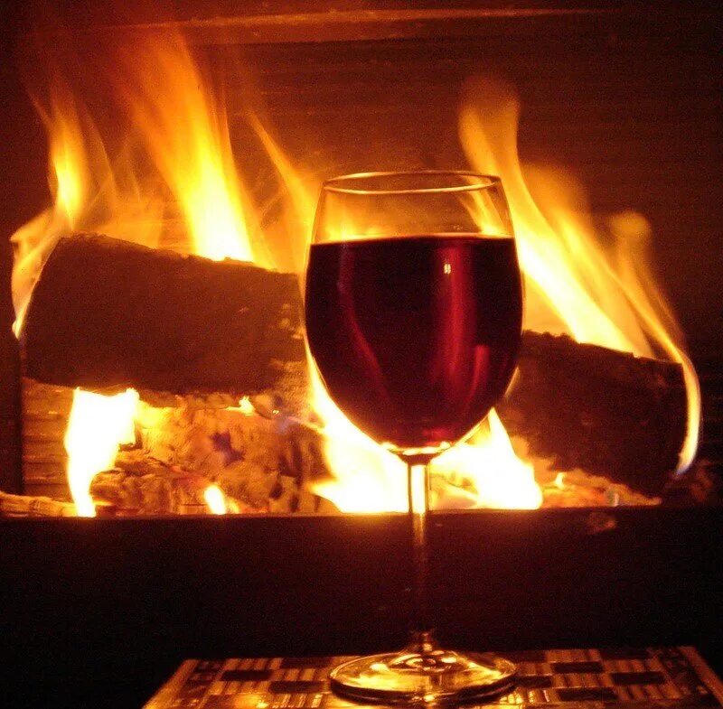 Камин вино. Вечер у камина. Камин и бокал вина. Камин вино романтика. Бокал вина огонь