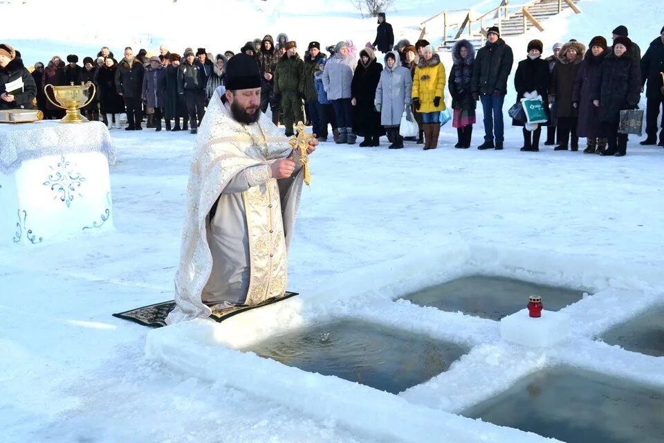 С праздником крещения. Крещенские купания 2023. 19 Января праздник. Крещение 2022 с праздником. 19 января 2017