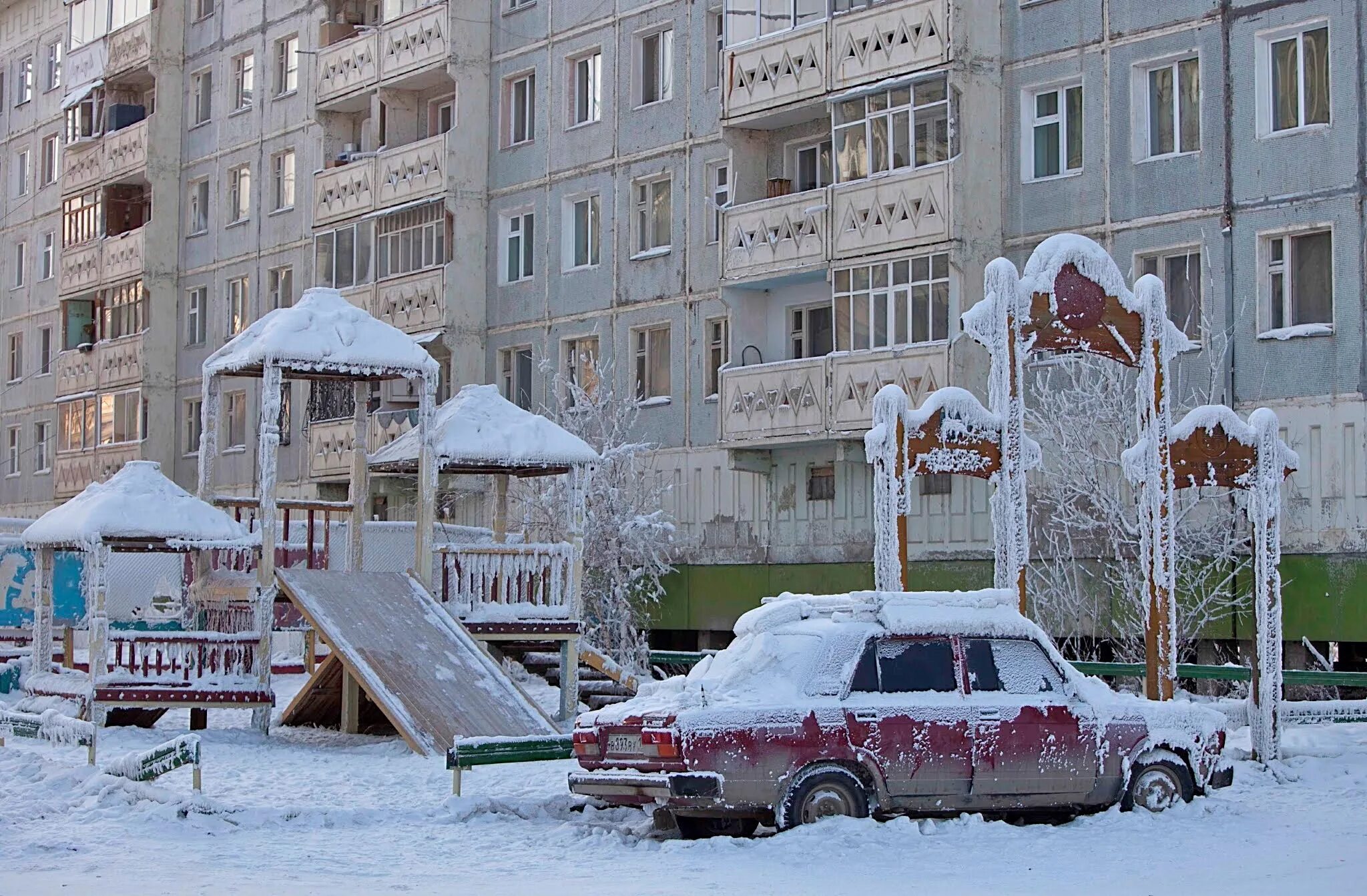 Живу в холодном доме. Поселок Оймякон Якутия. Оймякон Мороз. Самый холодный город в России Оймякон. Оймякон -70.