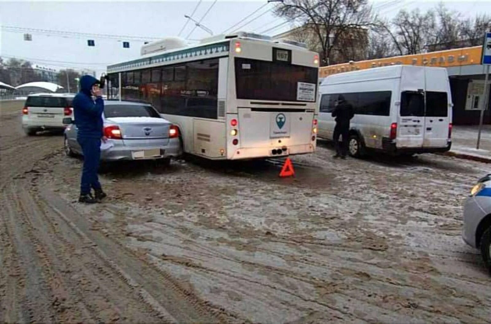 Дтп в уфе сегодня утром. Пассажиры в автобусе. Пассажиры общественного транспорта.