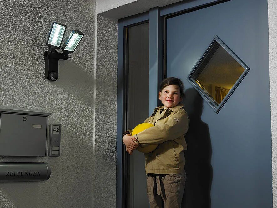 Включи свет 101. Светильник в подъезд. Светильник в подъезд с датчиком. Лампы с датчиком движения для подъезда. Датчик движения в подъезде.