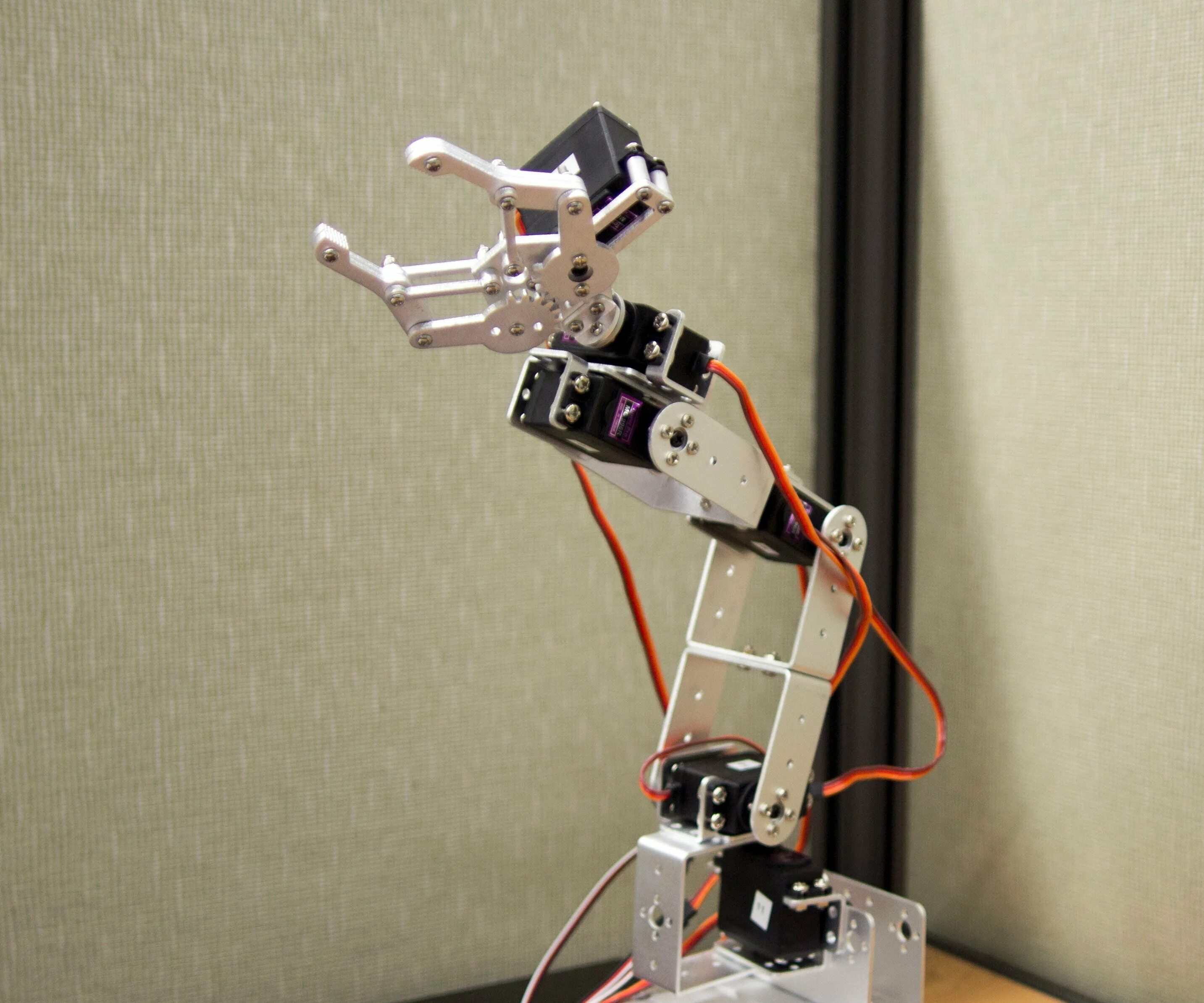 Сделай домашний робот. Robot arm ардуино. роборука ардуино. робот манипулятор arduino uno. робот на ардуино.