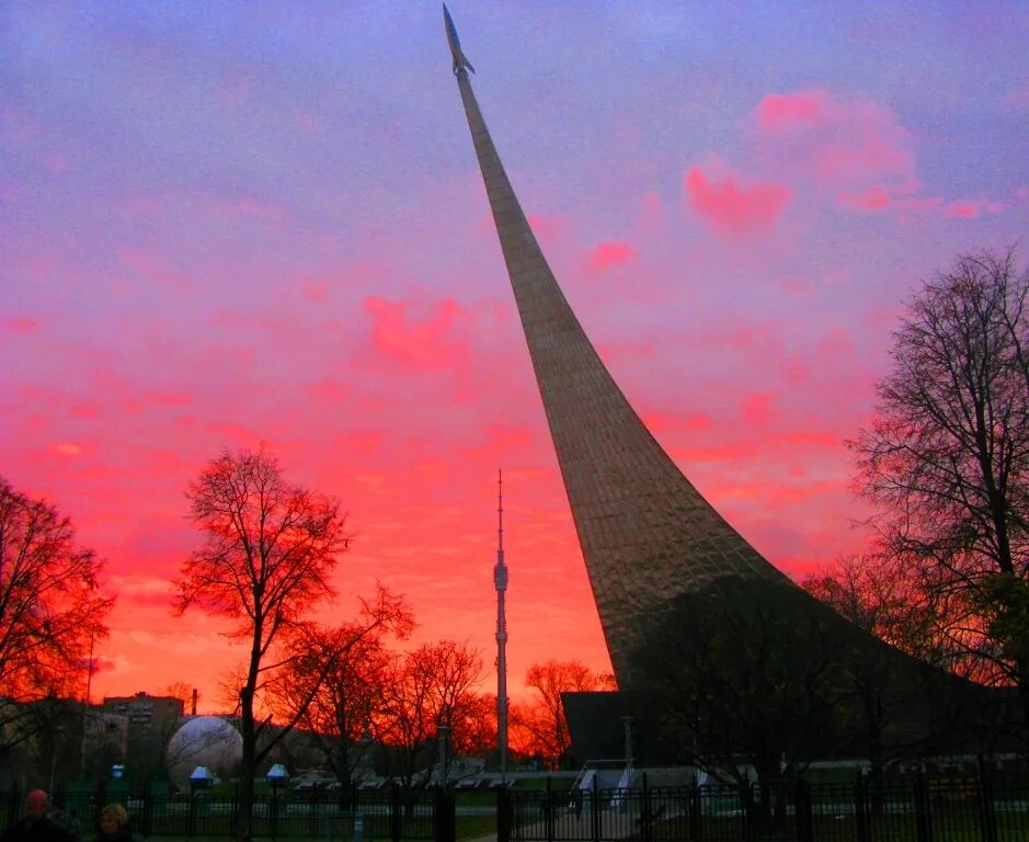 Памятник первому полету в космос. Памятник-Обелиск «покорителям космоса» — Москва. Монумент покорителям космоса на ВДНХ. Ракета на ВДНХ памятник покорителям космоса.