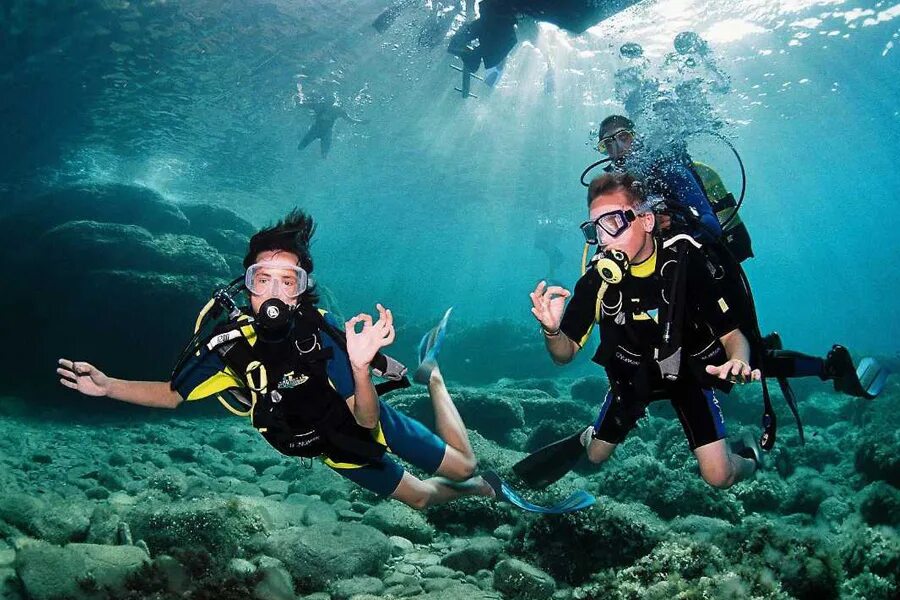 подводный туризм. погружаться с авалангами. аквалангист. подводное хобби. скуба дайвинг египет.