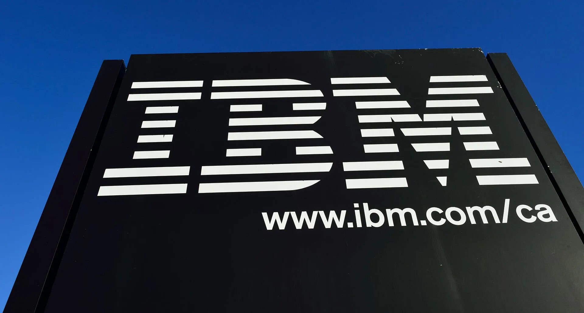 Компания International Business Machines(IBM). IBM логотип. Американская фирма IBM. Американская фирма IBM логотип. Ibm характеристики