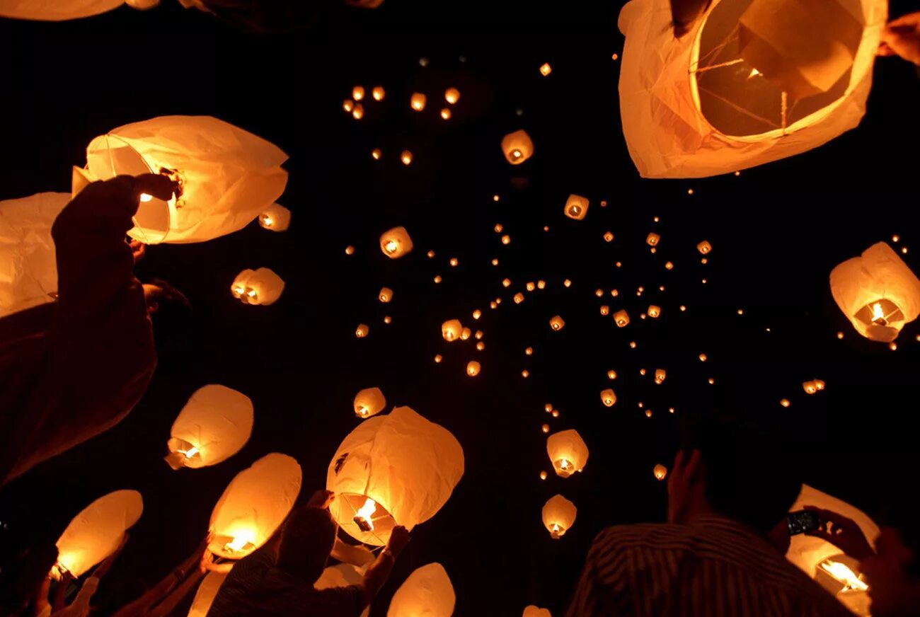 в небе зажгутся огни. светящиеся огни в небе. праздничные огни. в небе зажгутся огни. огненные облака.