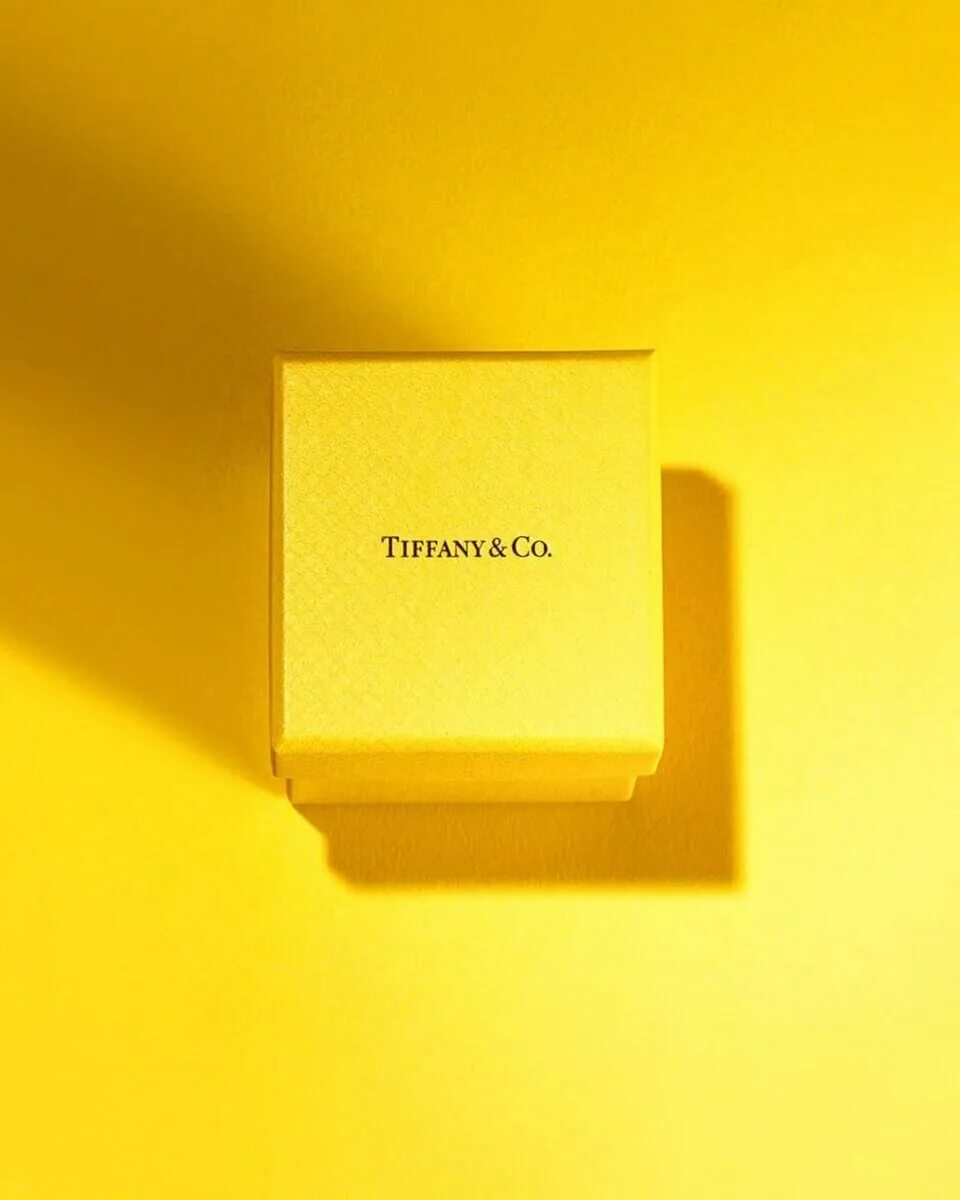 Тиффани желтая коробочка. Тиффани желтый магазин. Цвет Тиффани коробочка и желтый. Фирменный цвет Tiffany. Тиффани желтый