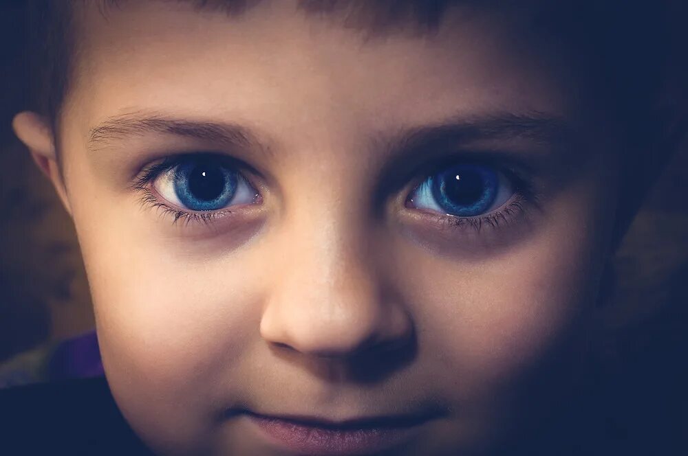 детские глаза. какие добрые глаза. смешные фотопортреты людей. взгляд монаха. какие добрые глаза.
