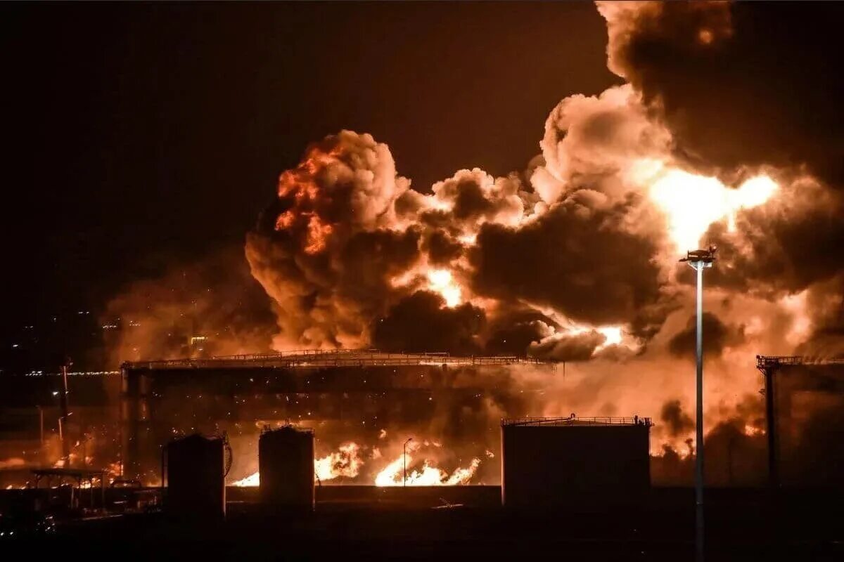 Атака на нефтебазы в Саудовской Аравии. Пожар в Саудовской Аравии. Пожар в Джидде. Ракетные обстрелы Саудовской Аравии. Хуситы нападения