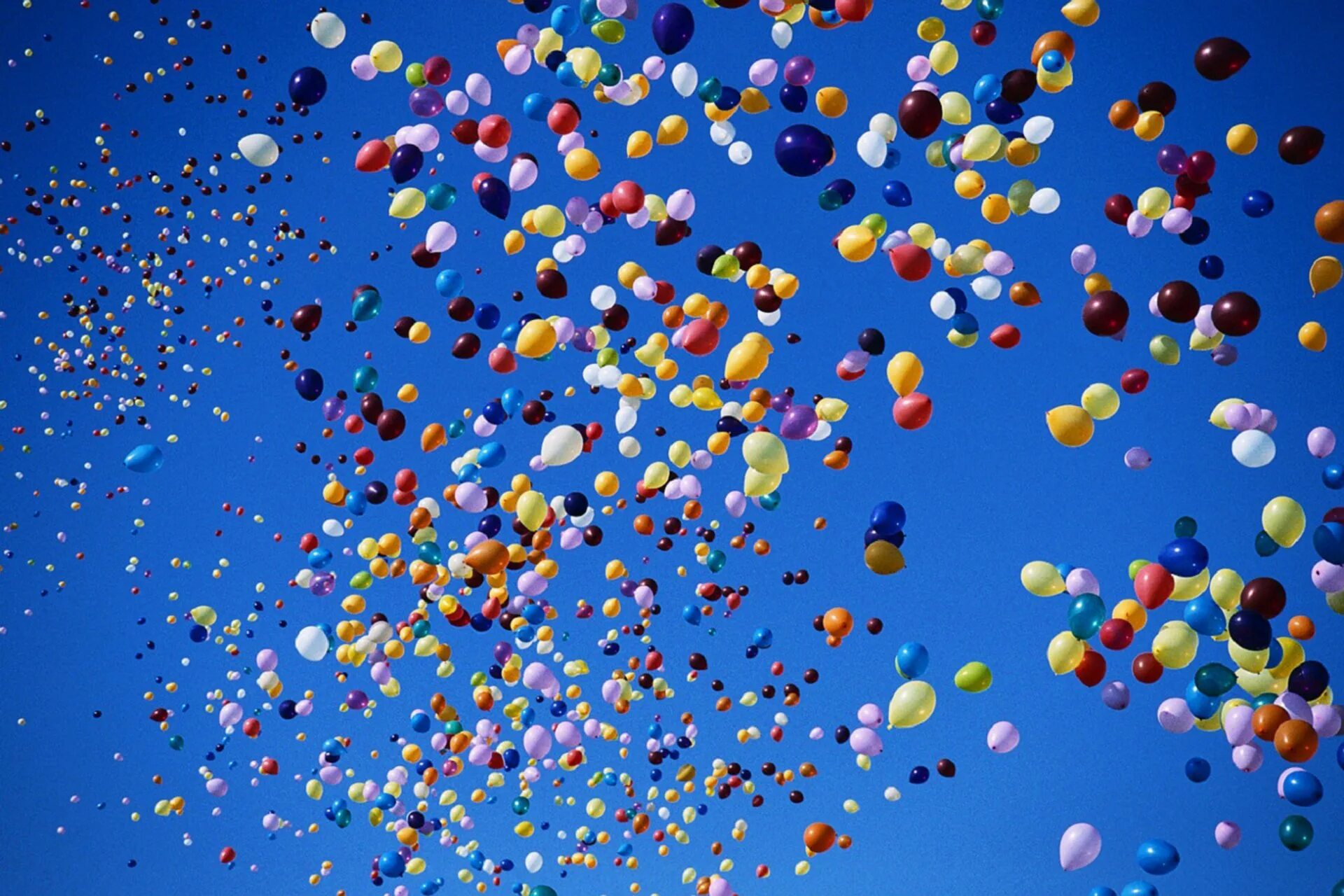 Много праздников в 1 день. Шары в небе. Воздушные шары. Шарики праздник. Воздушный шарик.
