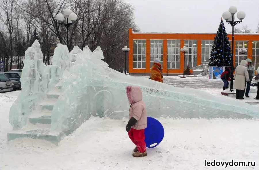 Снег и елки ледяные горки. Горки изо льда. Горка из снега и льда. Горки и катки из снега и льда. Детская горка из снега льда.