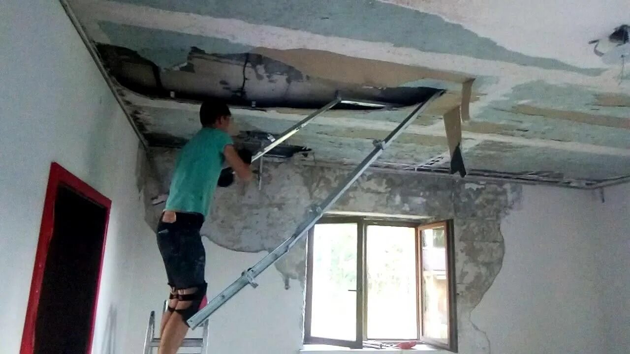 Разобрать гипсокартон. Демонтаж потолка из гипсокартона. демонтаж подвесных потолков из гкл. демонтаж гипсокартонного потолка. демонтаж потолка гипсокартон.