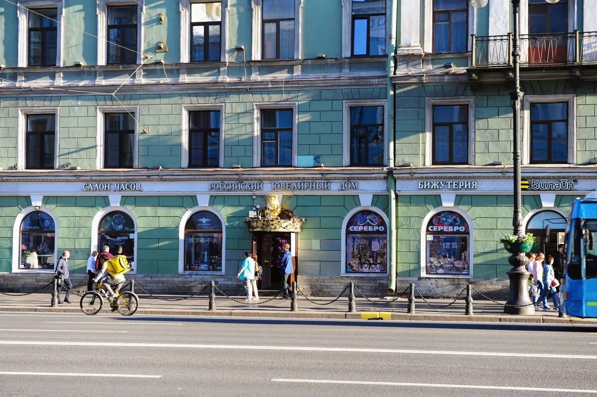 Магазин Зенит в Санкт-Петербурге на Невском проспекте. Магазины в Питере на Невском проспекте. Магазин на Невском проспекте в Санкт-Петербурге Невская фабрика. Почему закрыли проспект