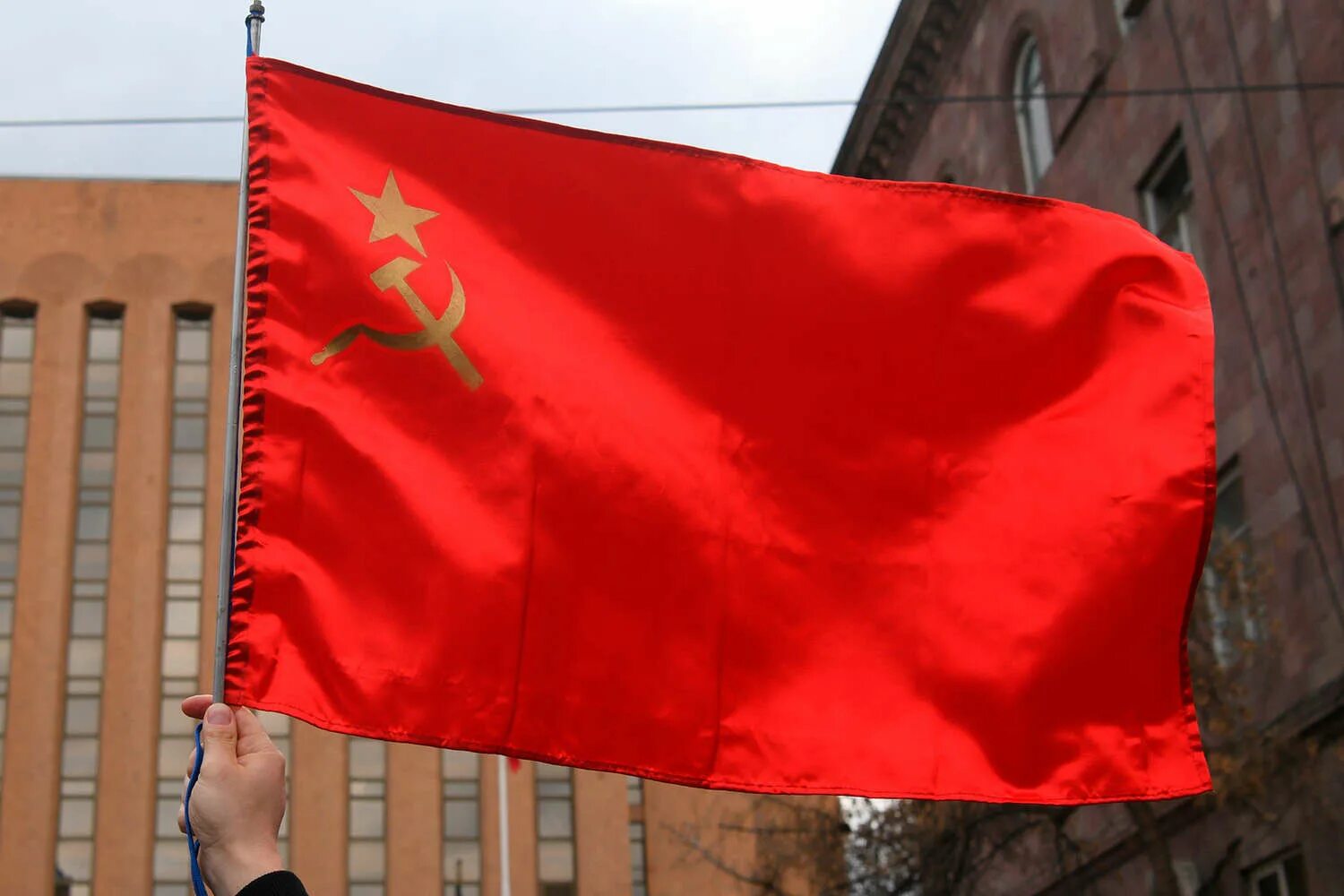 Красные флаги дата выхода