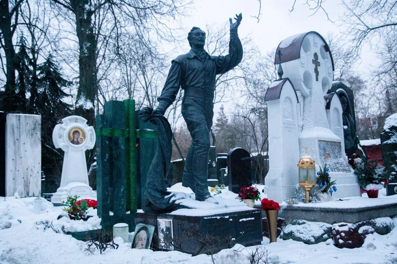 Где похоронили никулину. Новодевичье кладбище Никулин. Могила Инны Чуриковой на Новодевичьем кладбище.