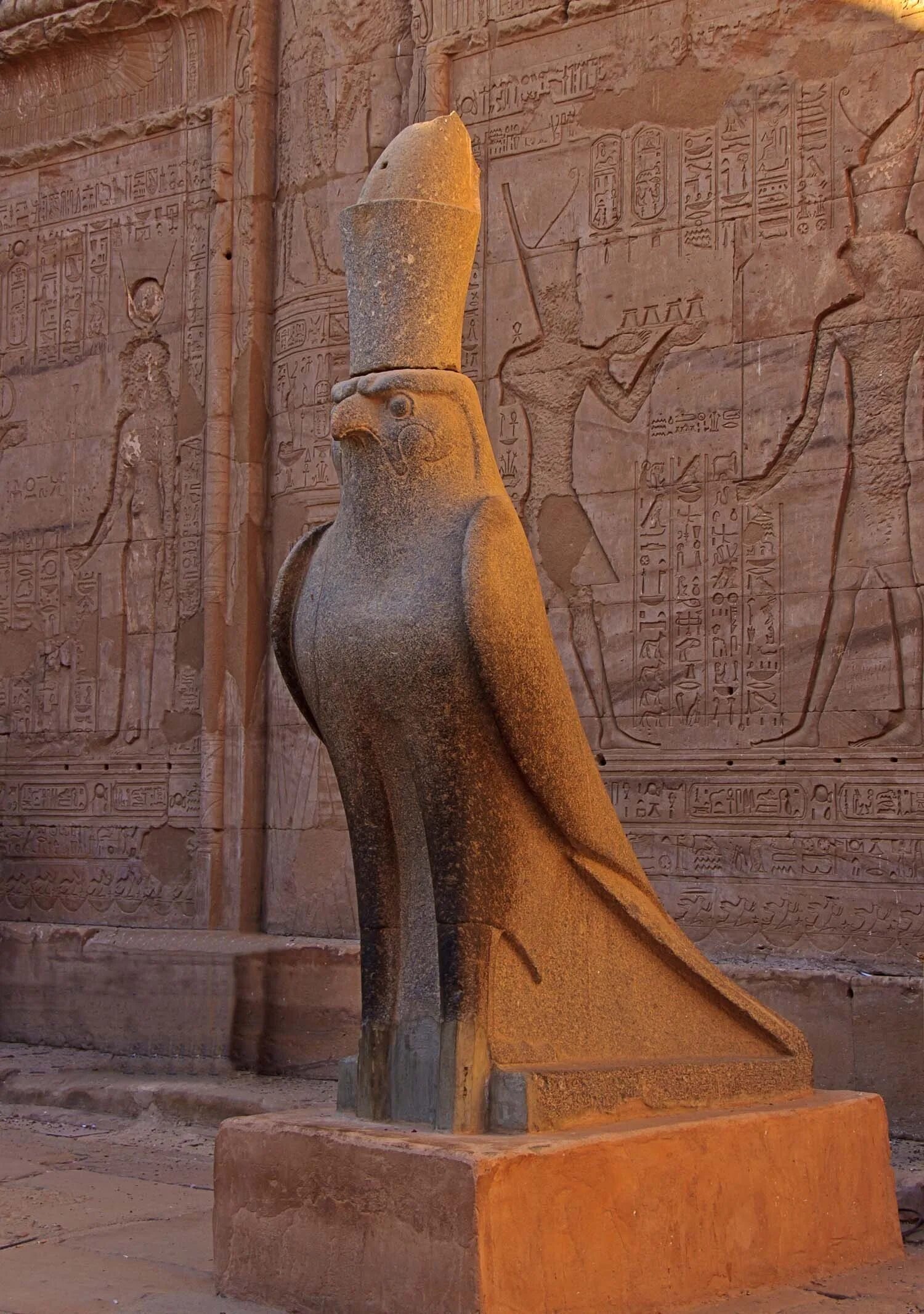 Мод на статую бога фараона. Horus египет храм egypt. египет статуя фараона. статуя бога гора в эдфу. искусство древнего египта скульптура.