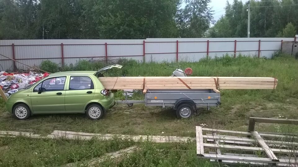 Можно таскать прицеп на автомате. Daewoo Matiz с прицепом. Матиз 2001 с прицепом. Дэу Нексия с прицепом. Прицеп на базе балки от Дэу Матиз.